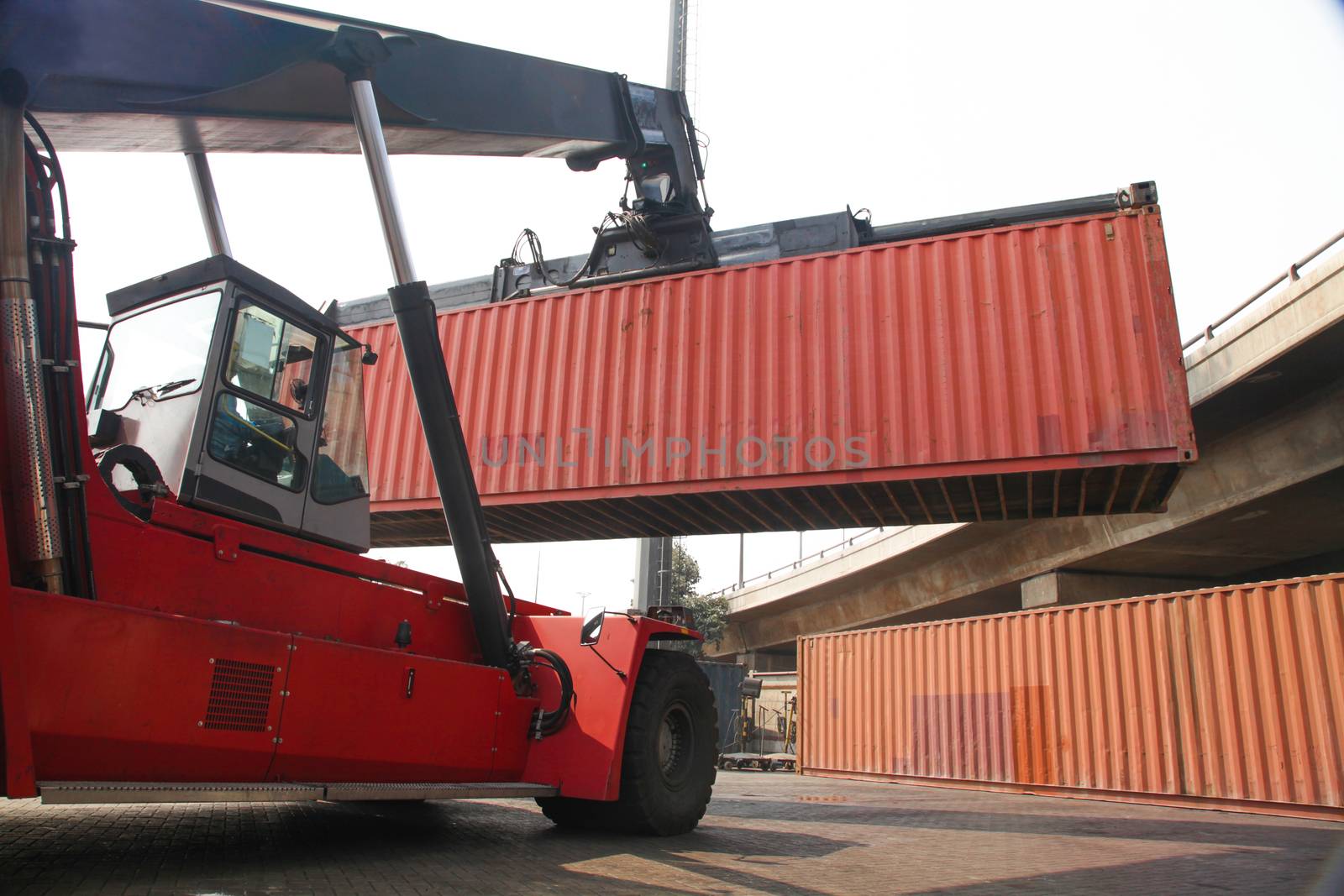 Container lifting lodging fork lifter