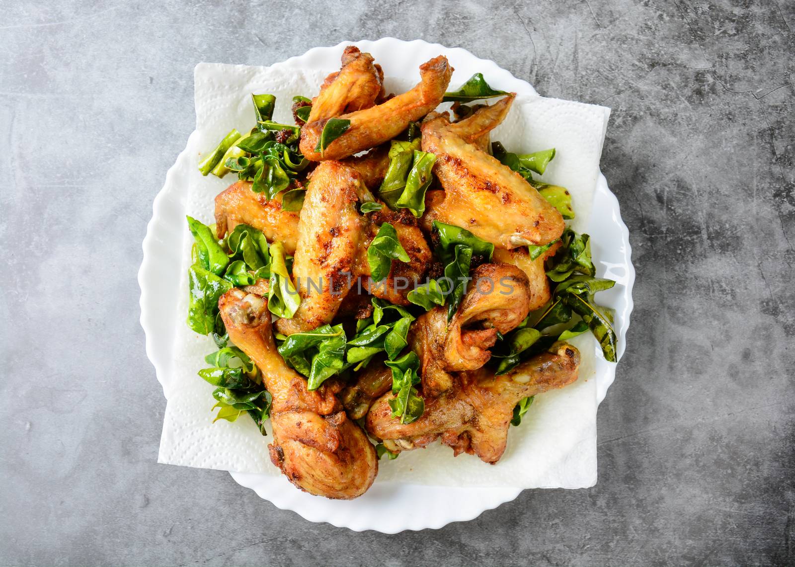 Fried crispy chicken wings with herbs by yuiyuize