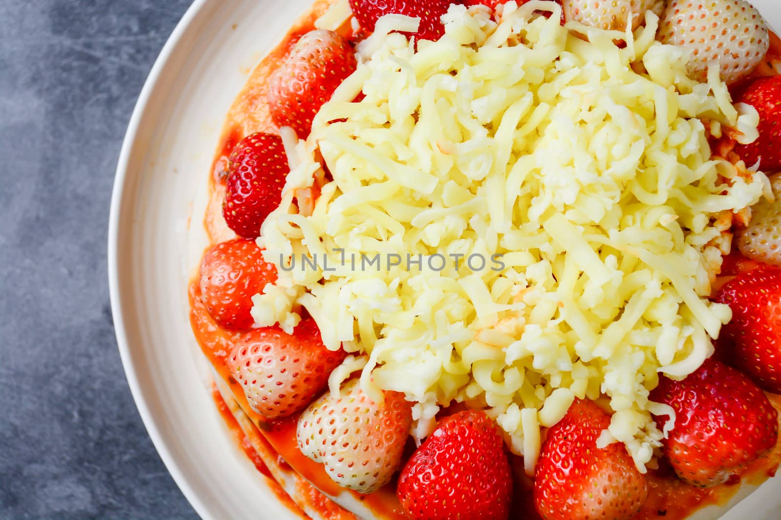 pizza with strawberry and cheeses by yuiyuize