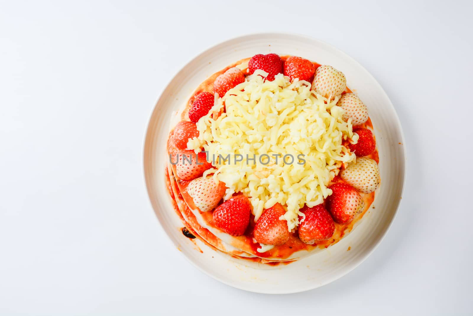 pizza with strawberry and cheeses by yuiyuize