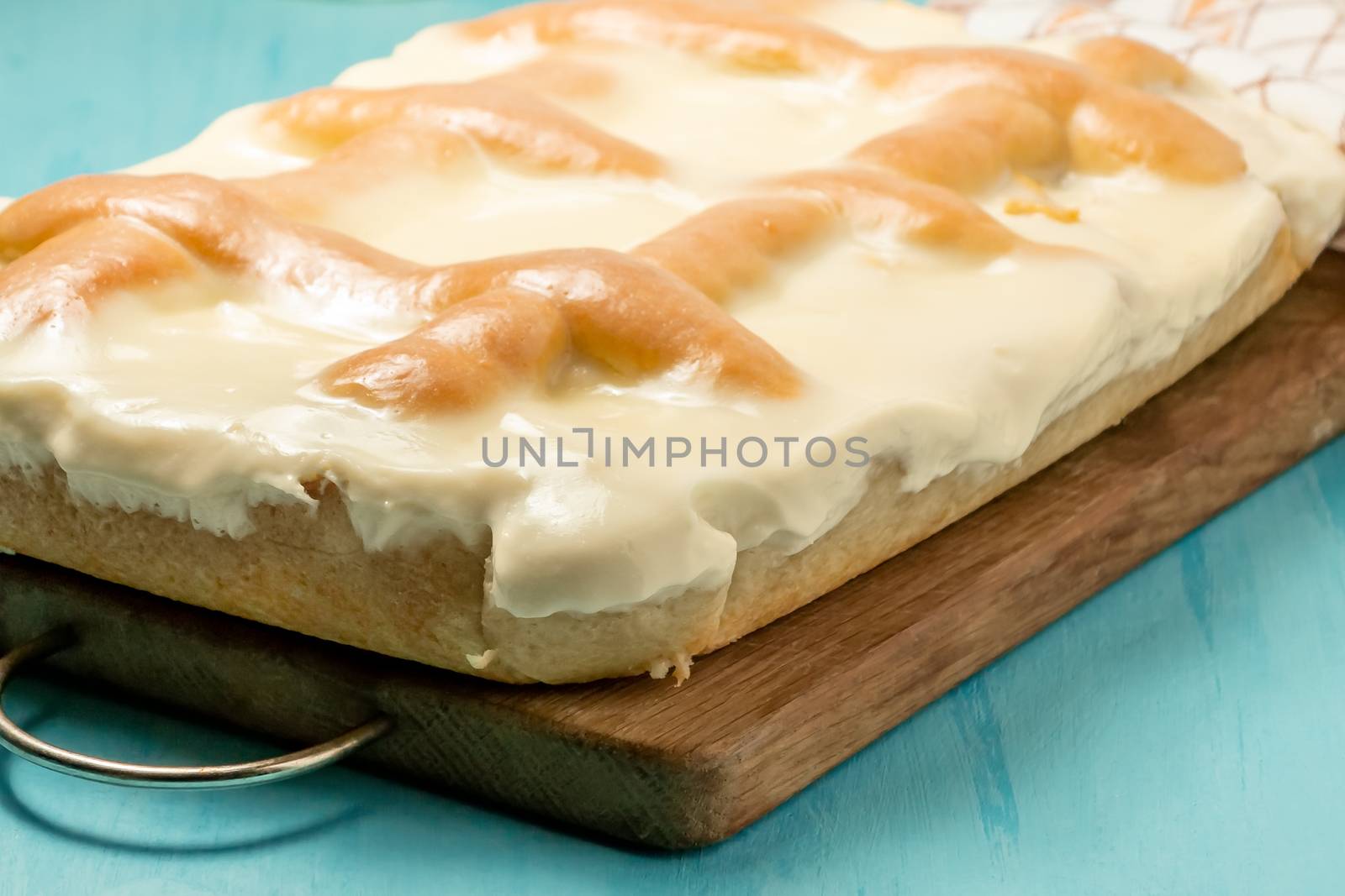 Freshly made homemade apple pie with cream of sour cream and sugar on cutting board - photo, image.