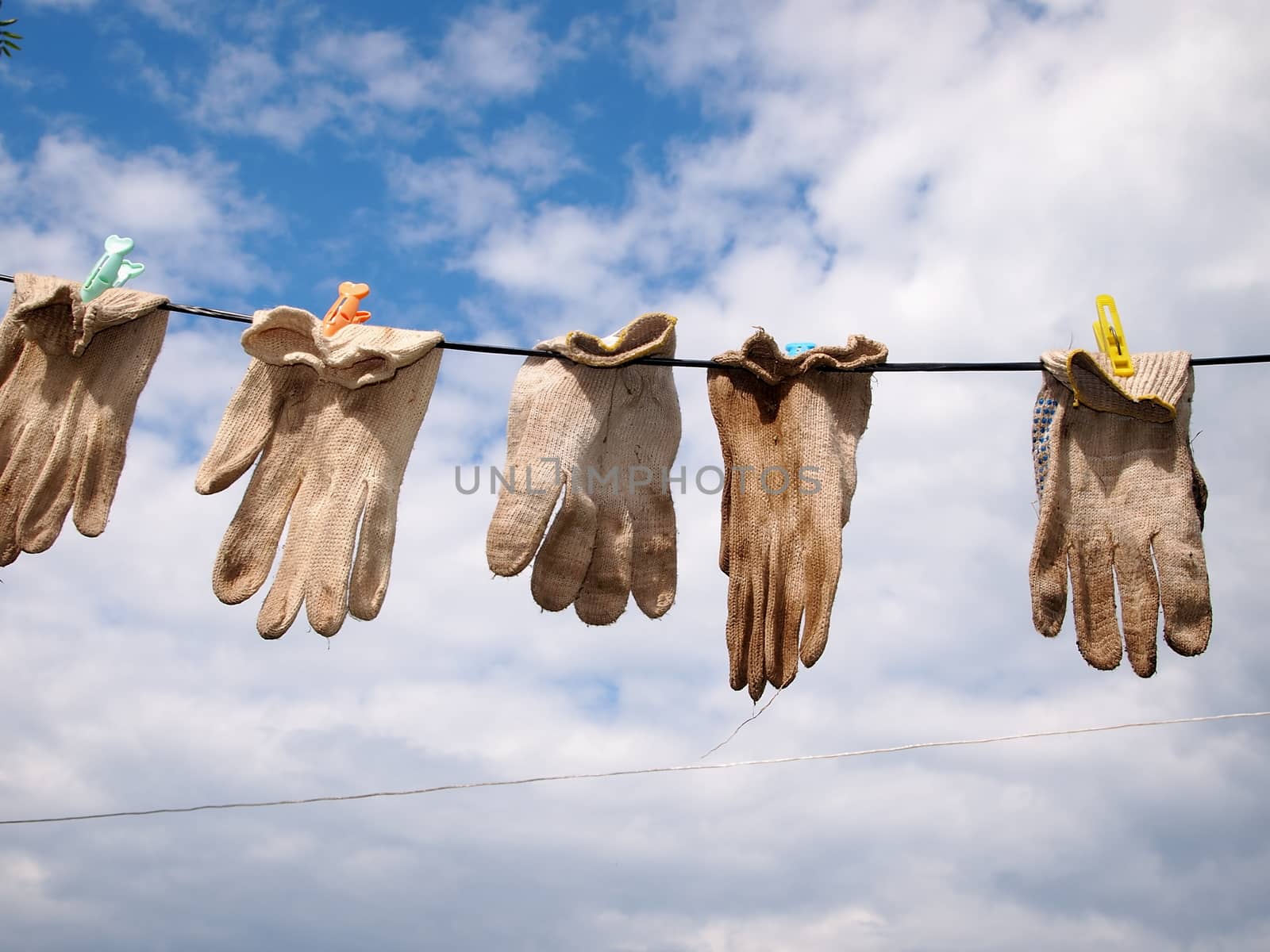 work gloves to dry after use, in the open air