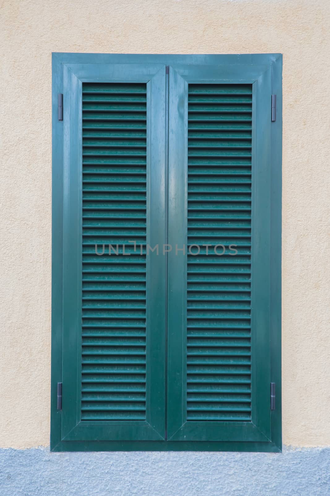 A closed shutters, painted with green paint by sandra_fotodesign