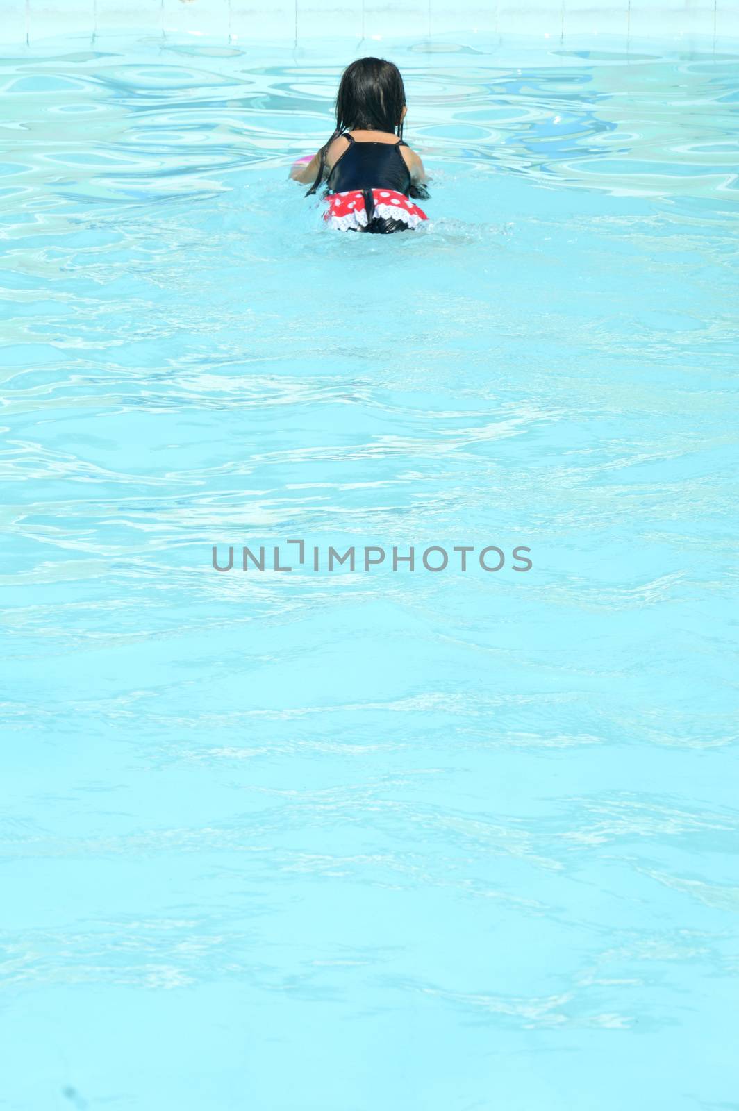 asian little girl playing in the pool