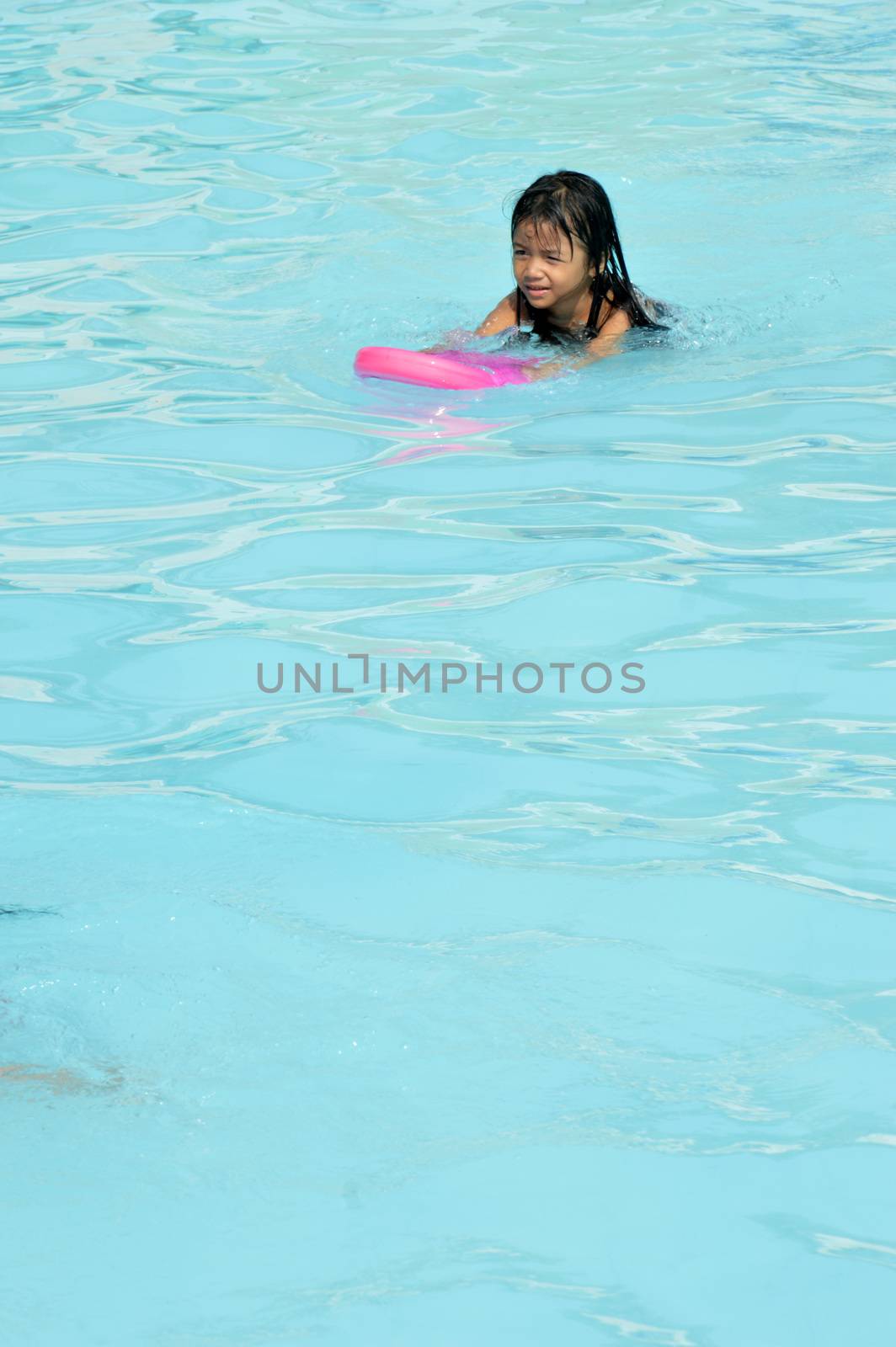 asian little girl playing in the pool