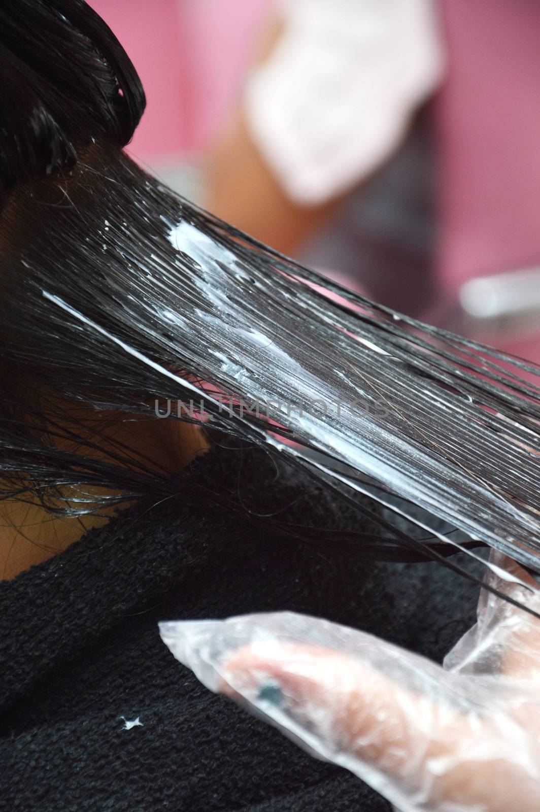 Coloring hair in beauty salon by antonihalim