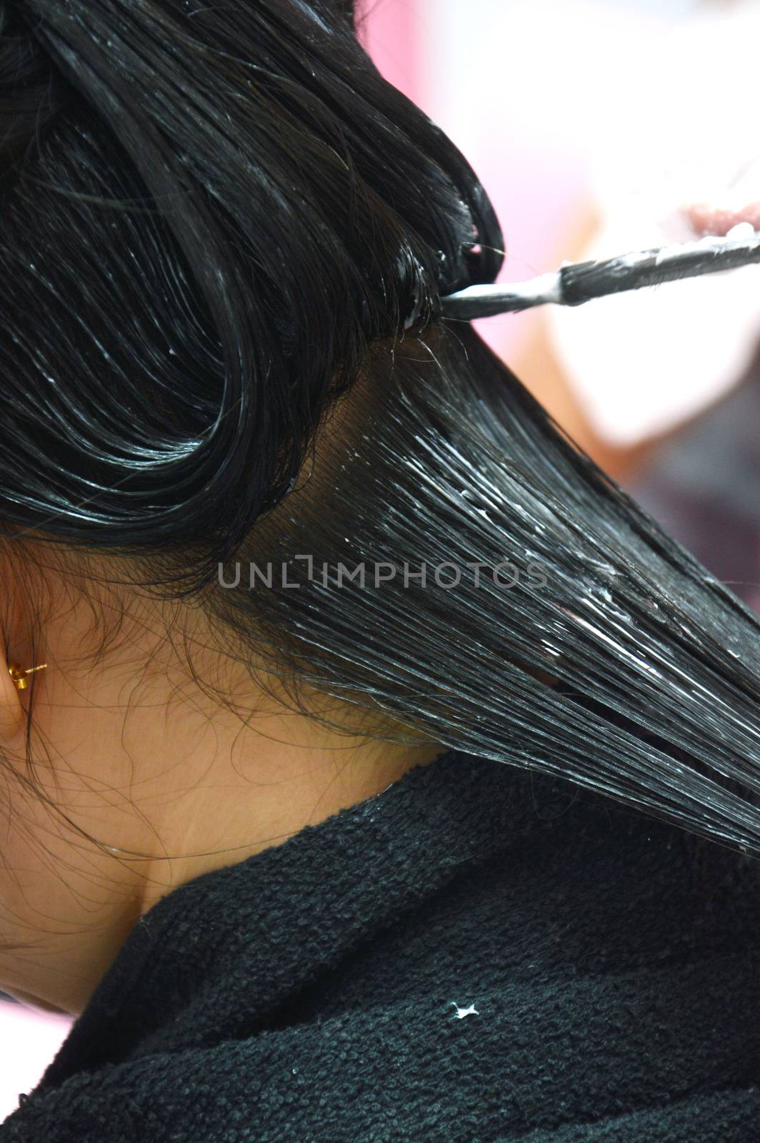 Coloring hair in beauty salon by antonihalim