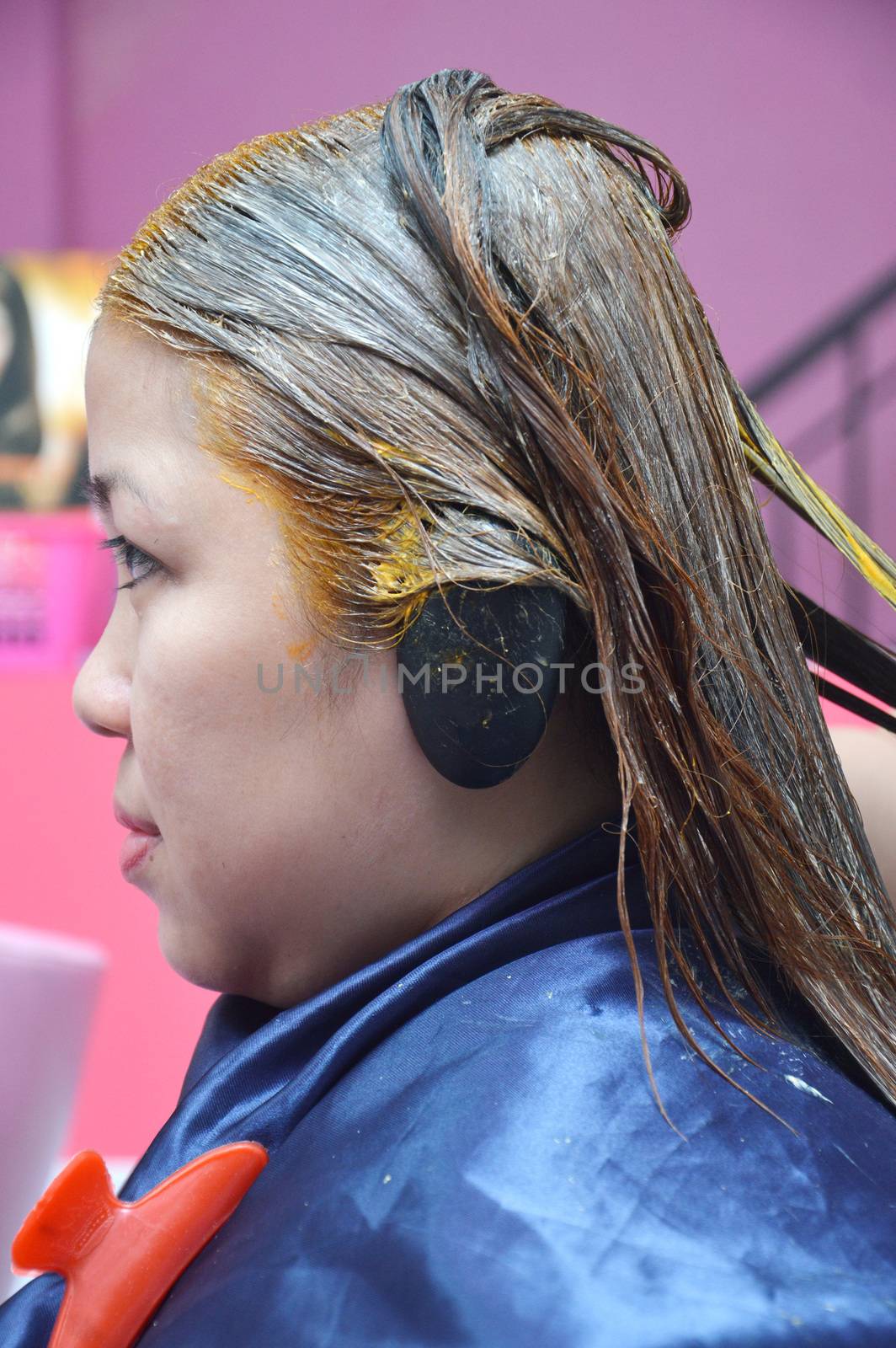 Coloring hair in beauty salon