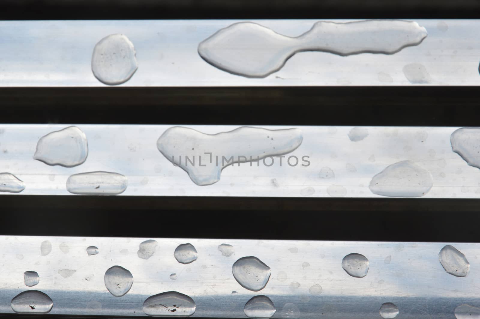 bubbles of water on an aluminum plate