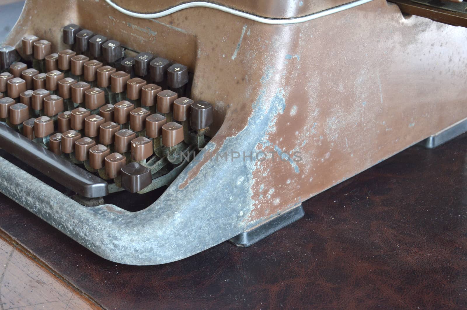 old vintage typewriter by antonihalim