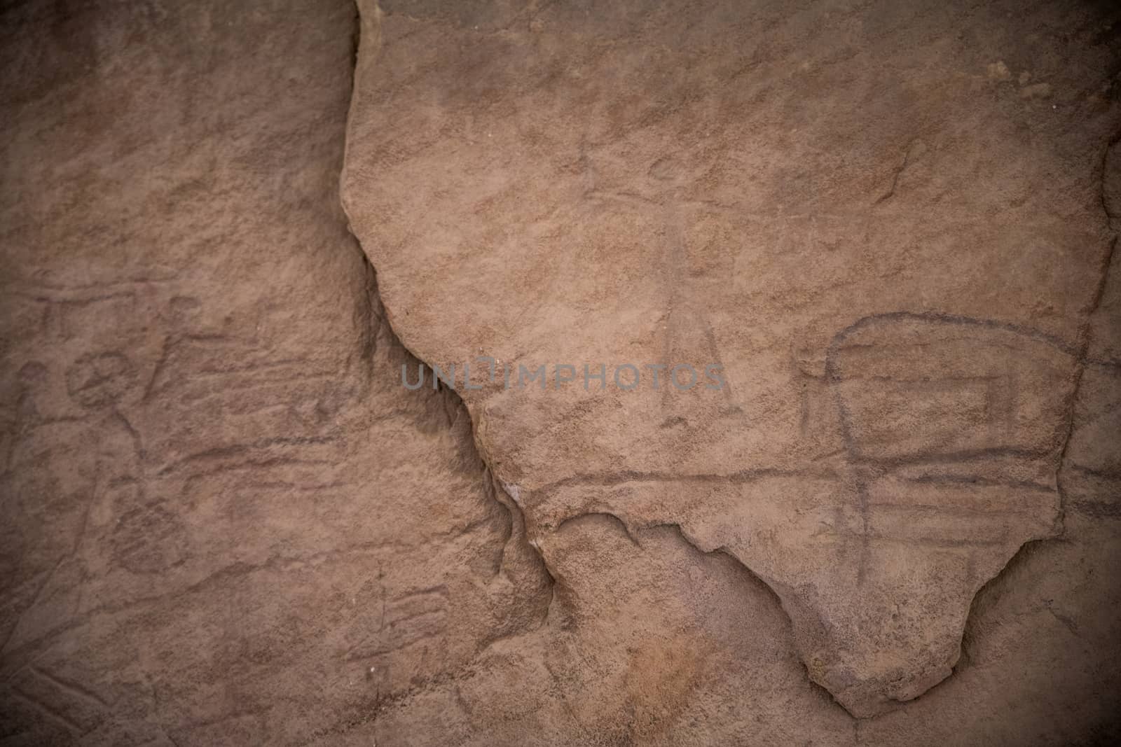 On the face of the external rock, dozens of rock drawings can be seen. Most of the drawings are of animals Ibex and ostrich deer and of hunters. On the rocks around are mining holes and tunnels.