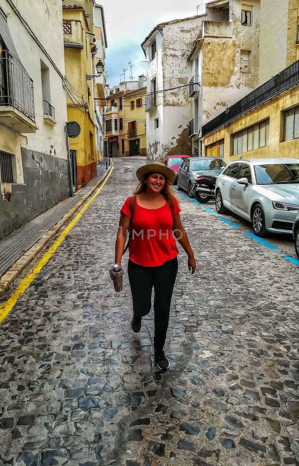 Woman with a hat walking through the streets of Segorbe