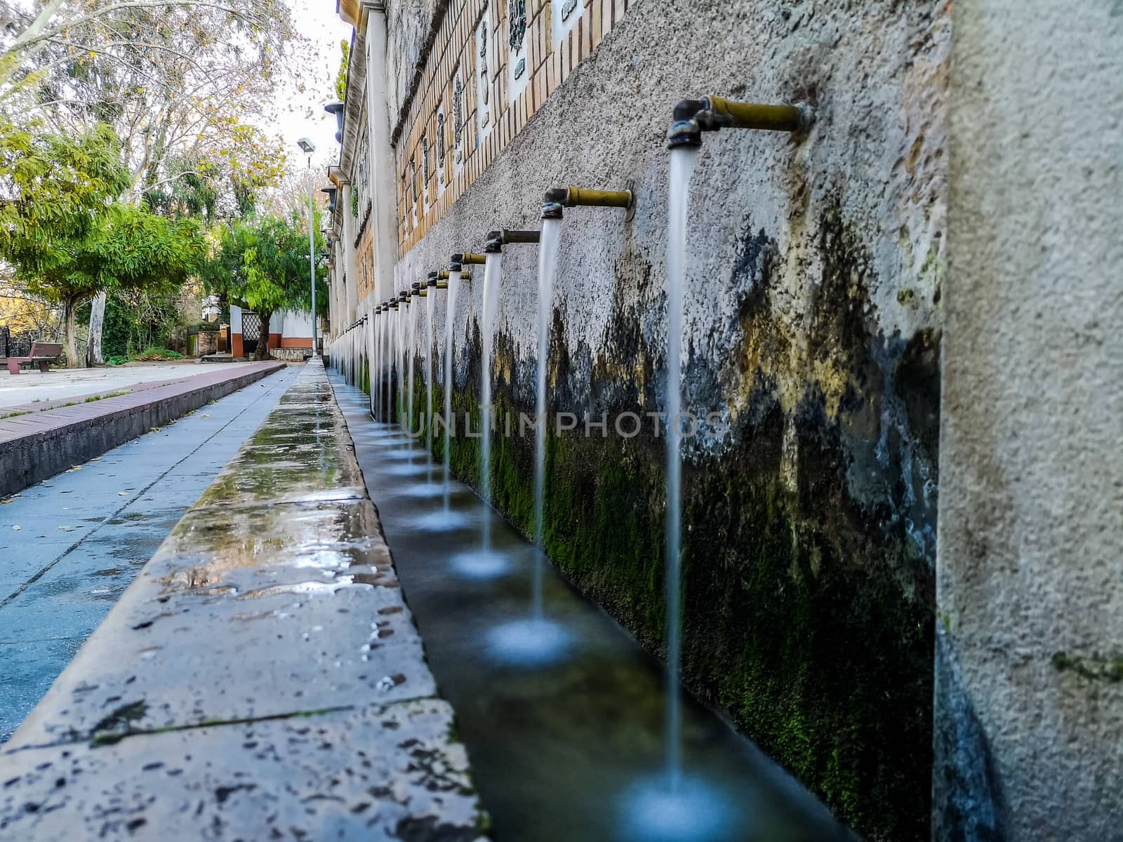 Source of 50 pipes with faucets aged and aligned