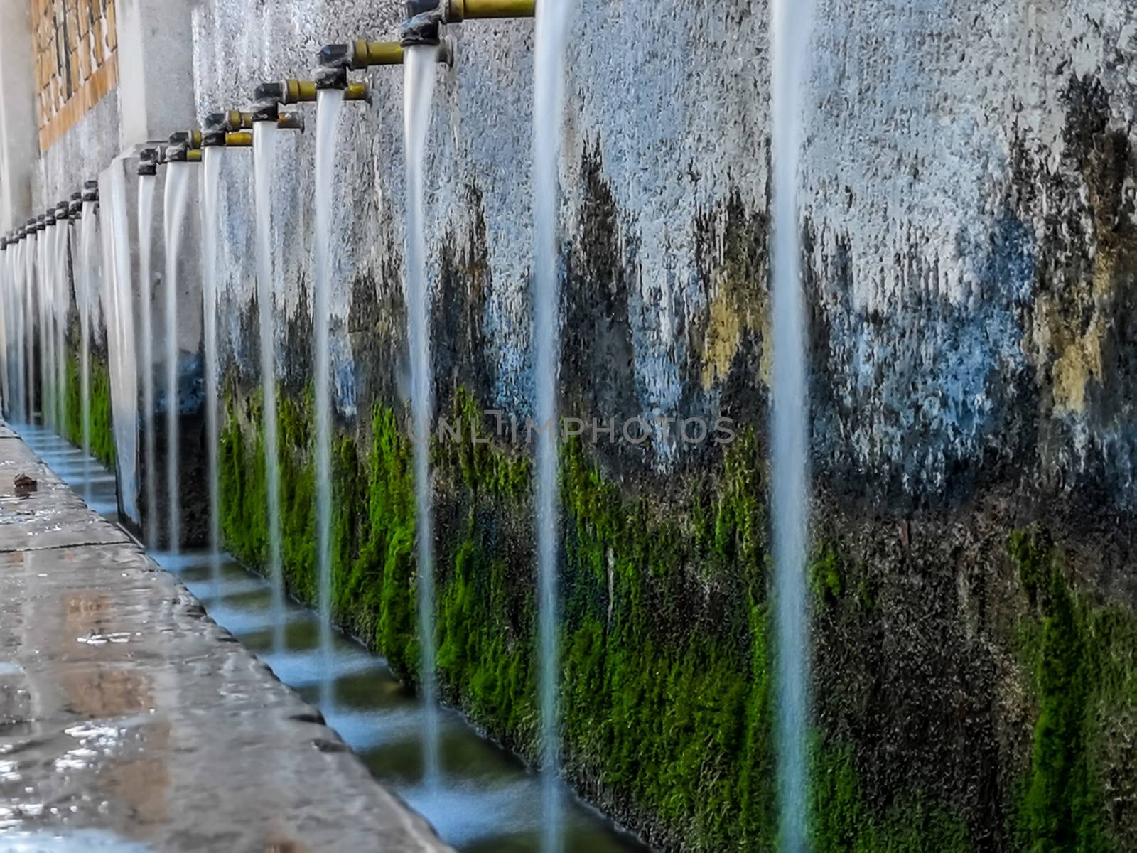 Source of 50 pipes with faucets aged and aligned