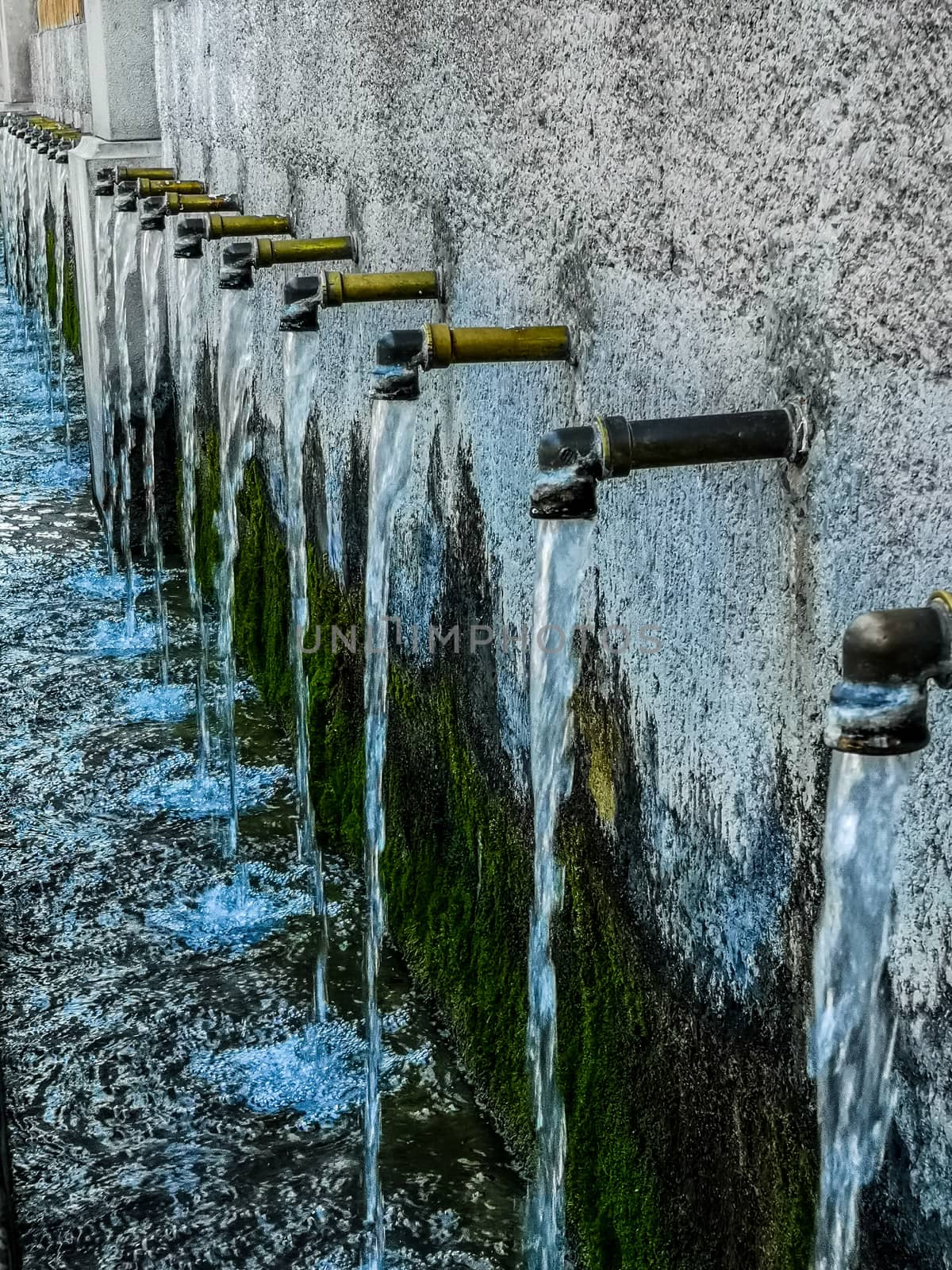 Source of 50 pipes with faucets aged and aligned
