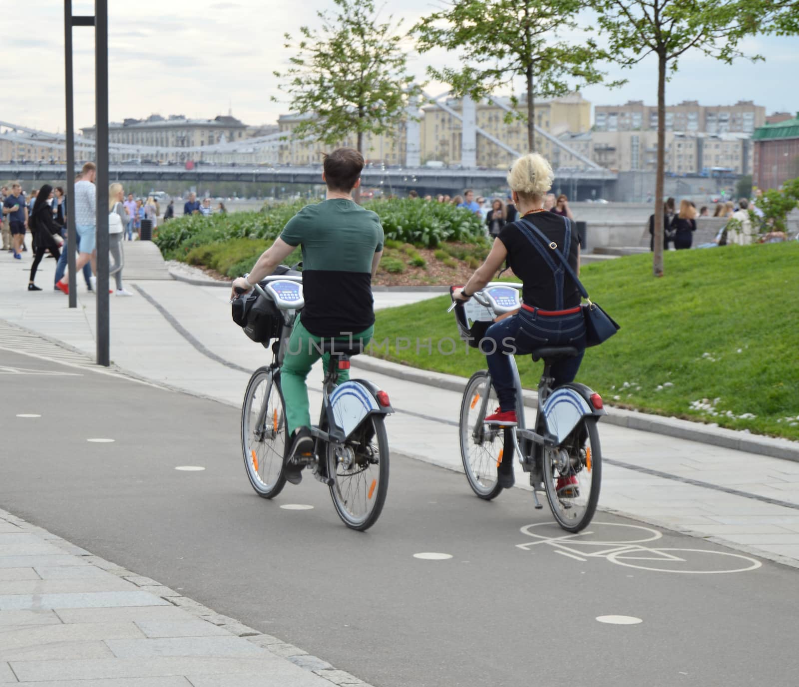 A man and a woman rented bikes for chatting and Cycling in the city.