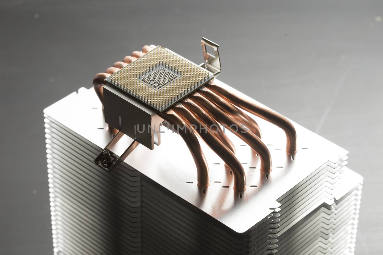 CPU cooler heatsink with processor and heatpipes