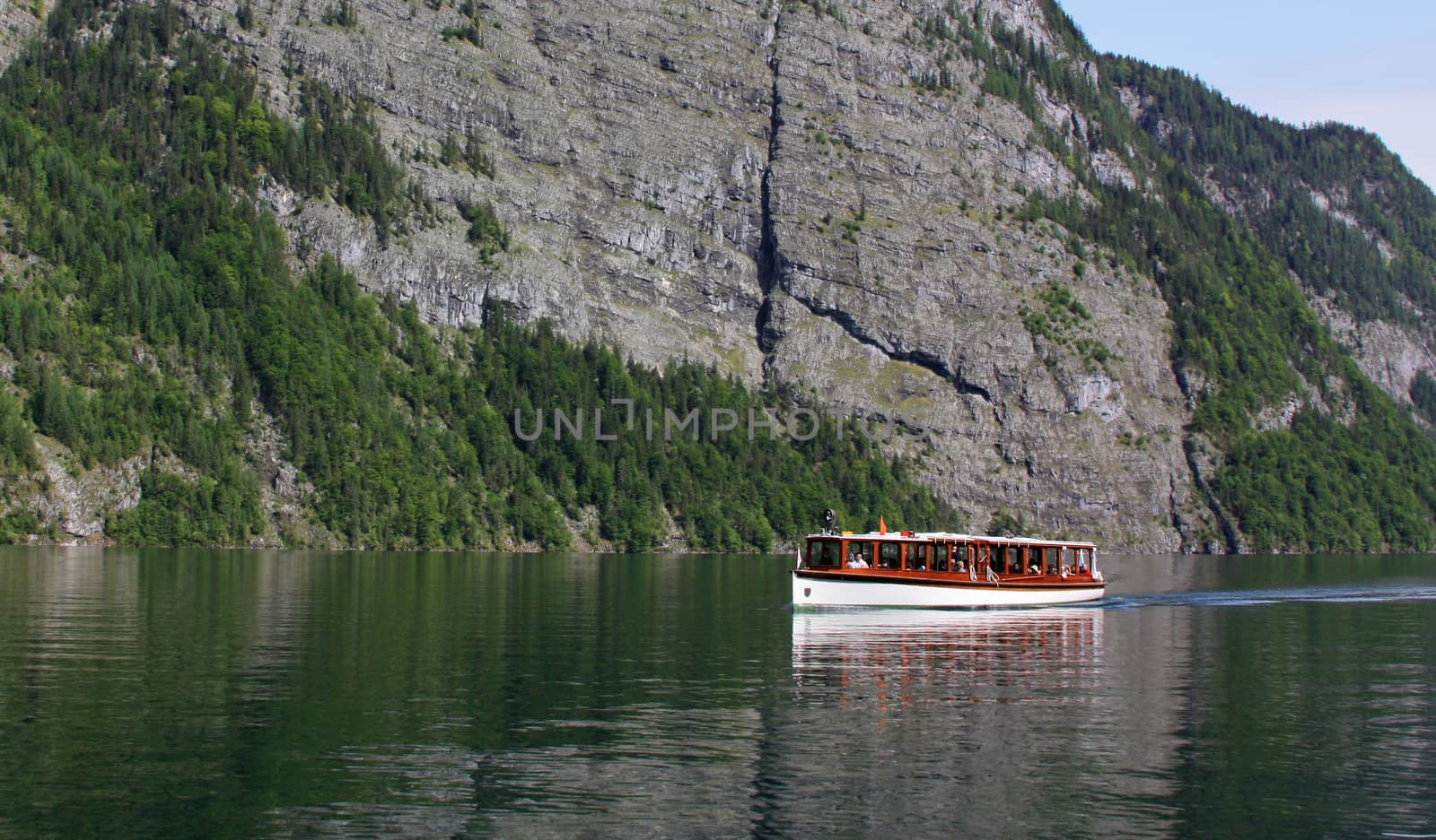 he Königssee is a lake located in the extreme southeast Berchtesgadener Land district of the German state of Bavaria, near the border with Austria. Large parts are comprised by the Berchtesgaden National Park.