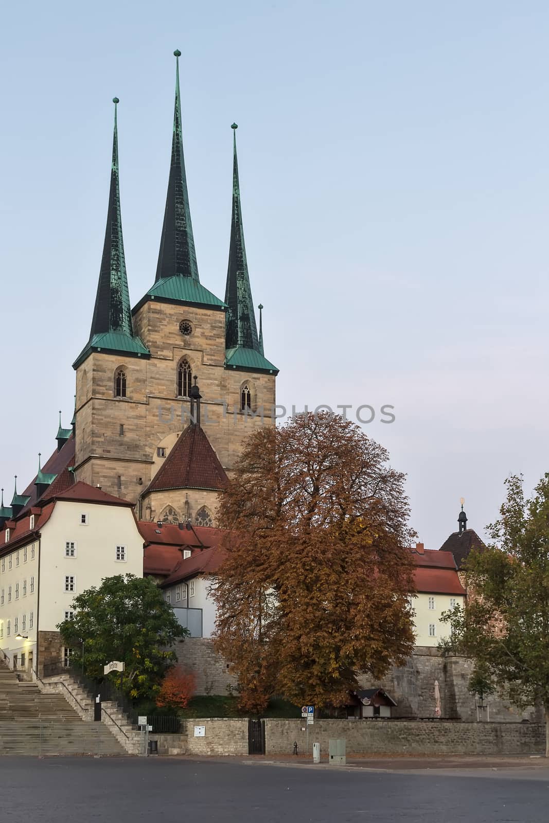The Severikirche has Romanesque origins, having been built in 1148 as a collegiate church. 