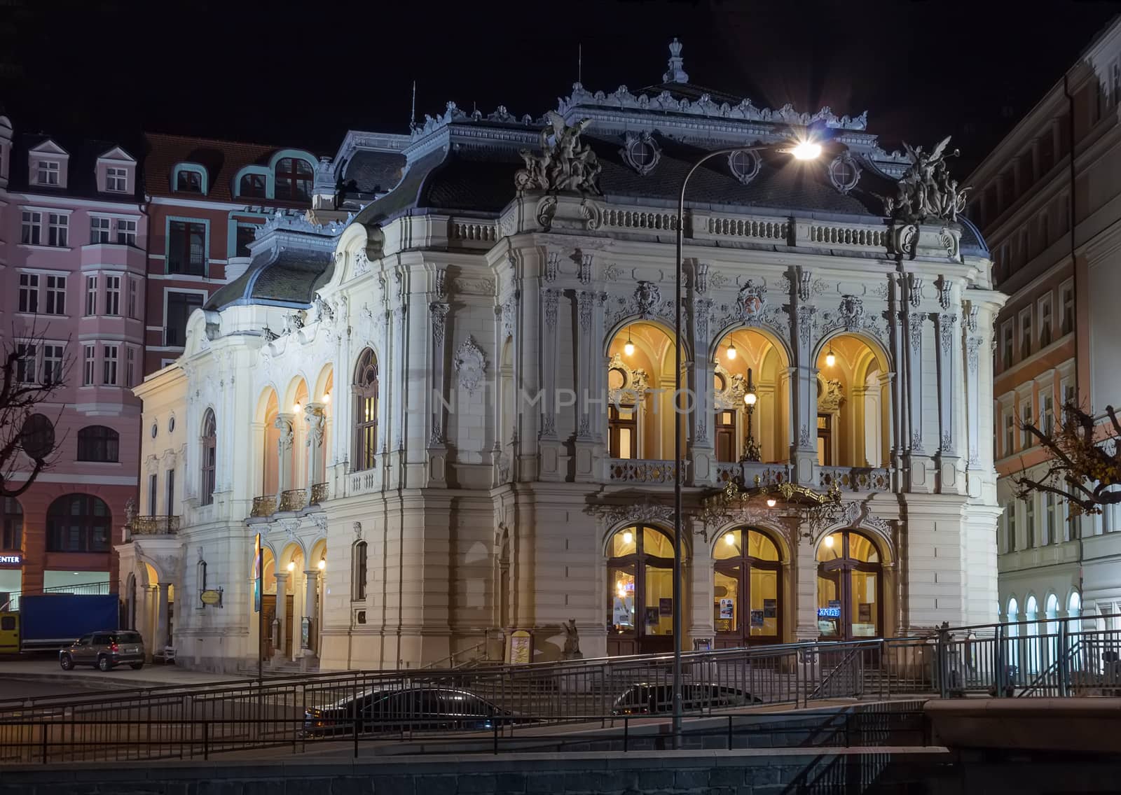 The Karlovy Vary theatre was built in the years 1884-1886. The authors of this magnificent Neo-Baroque building were the Viennese architects Fellner and Helmer.