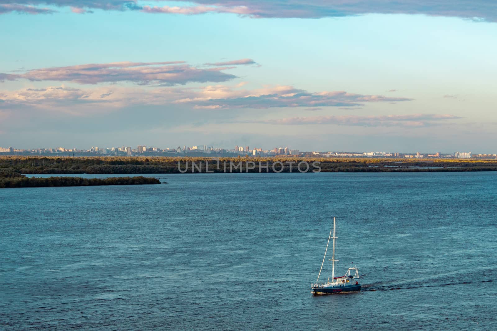 The yacht returns to the pier.