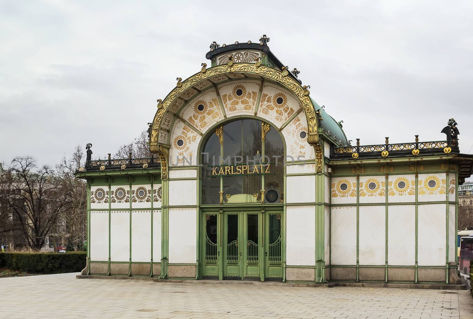 The Art Nouveau pavilion on Karlsplatz was erected by Otto Wagner in 1898 in the course of Stadtbahn construction.