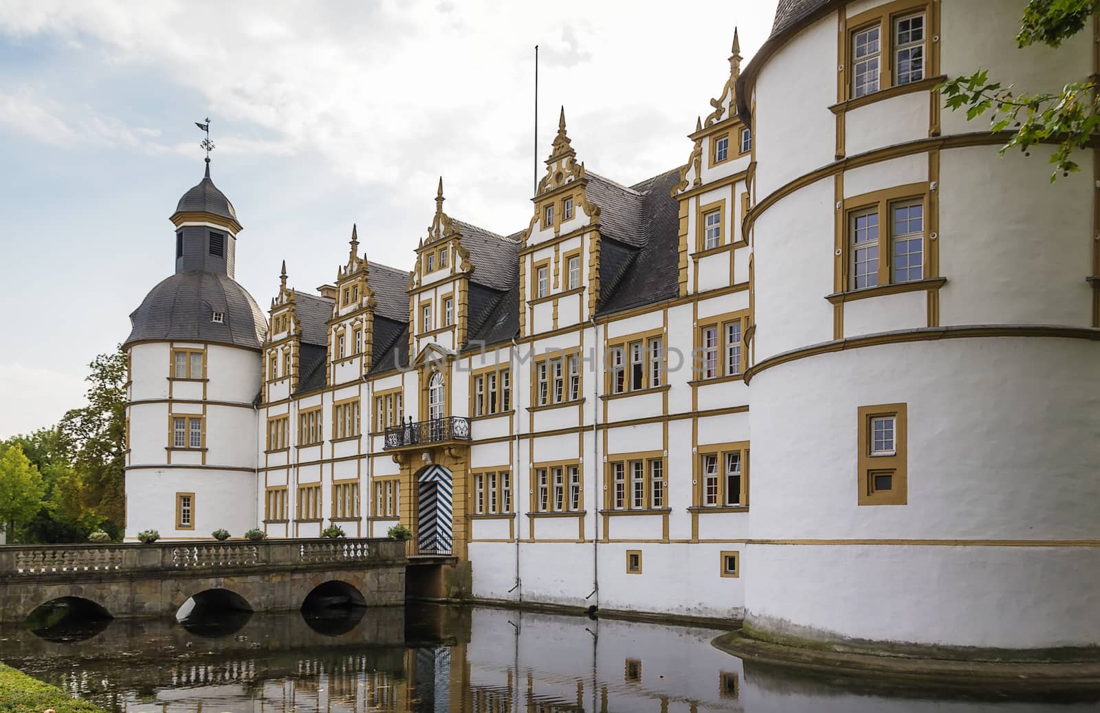 Neuhaus Castle in Paderborn, Germany by borisb17