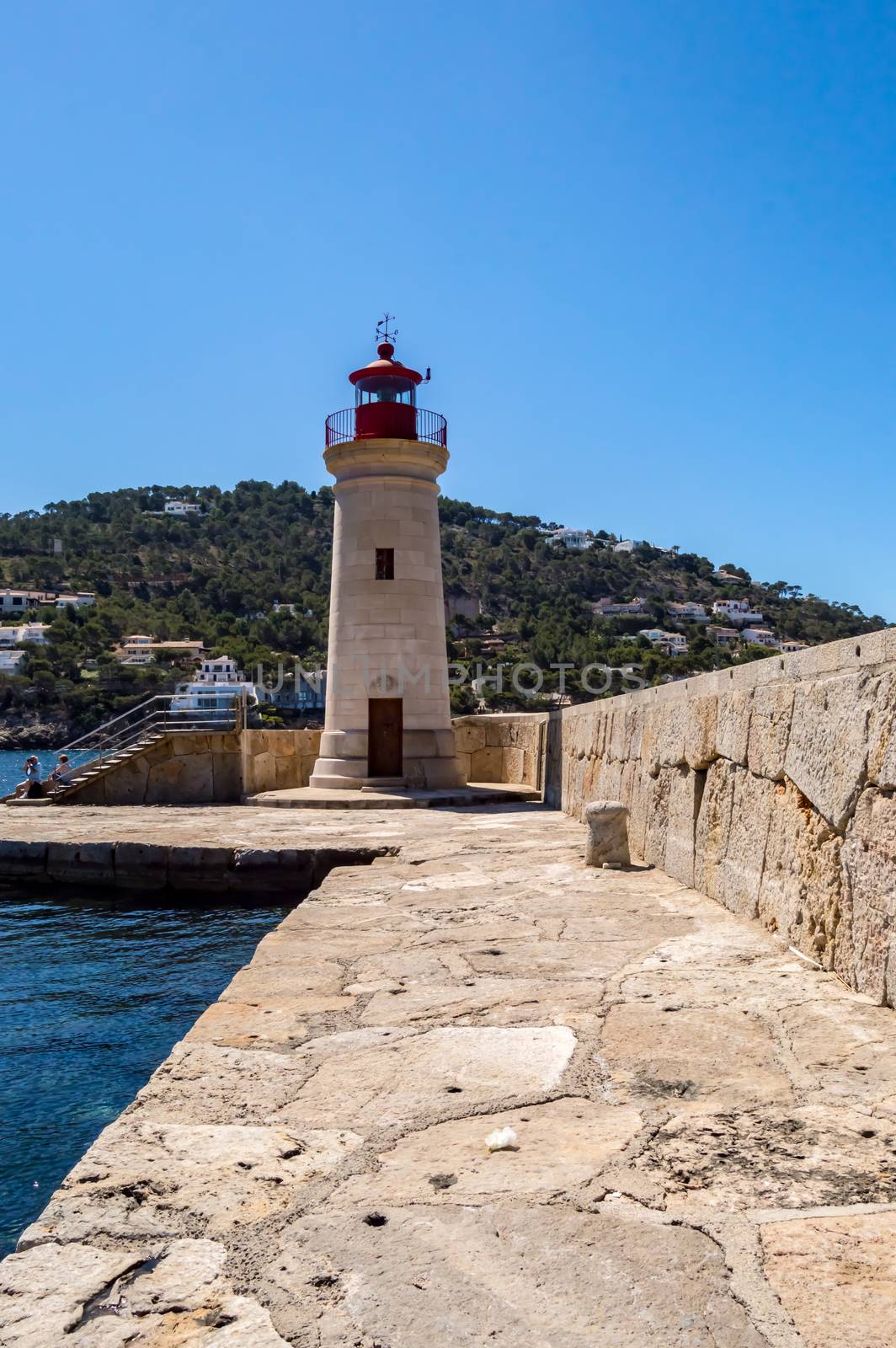 Throw to the lighthouse at the port  by Philou1000