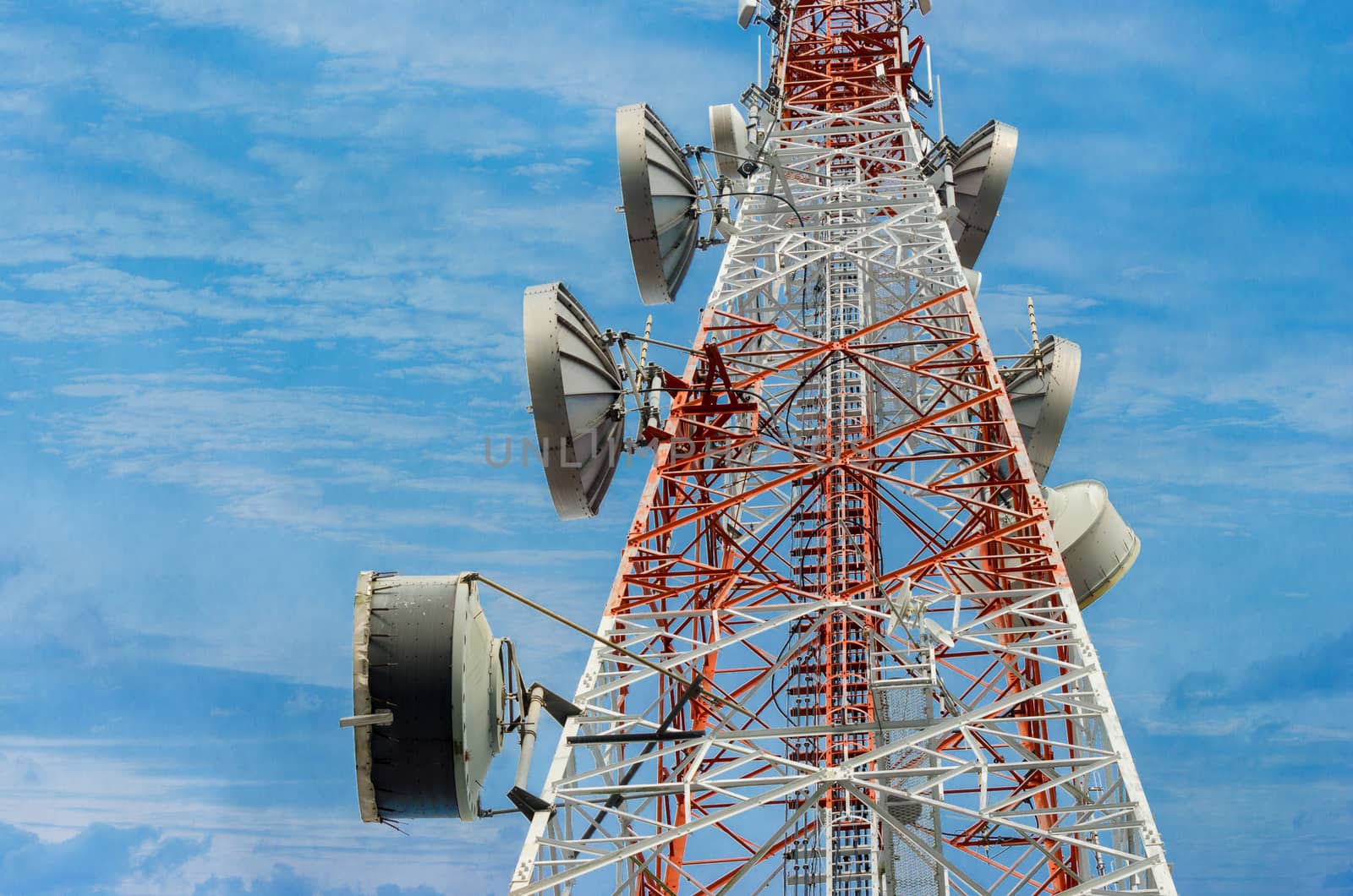 Telecommunication tower antenna In the clear sky