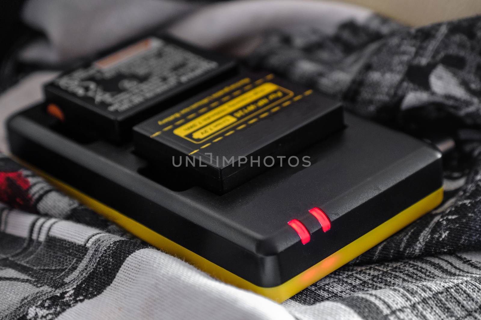 Battery charger for mirrorless and reflex cameras by LucaLorenzelli