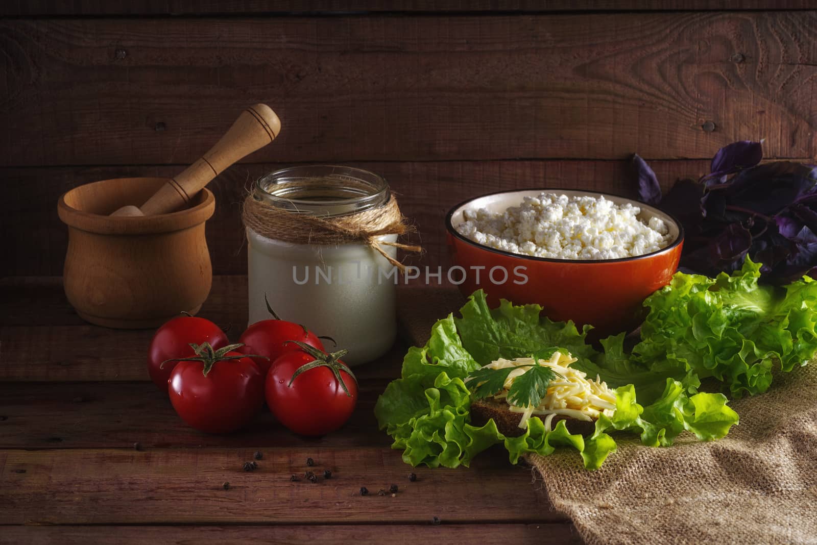 Rustic bread withfresh cream cheese, cottage cheese, tomatoes, for breakfast or snack. Selective focus