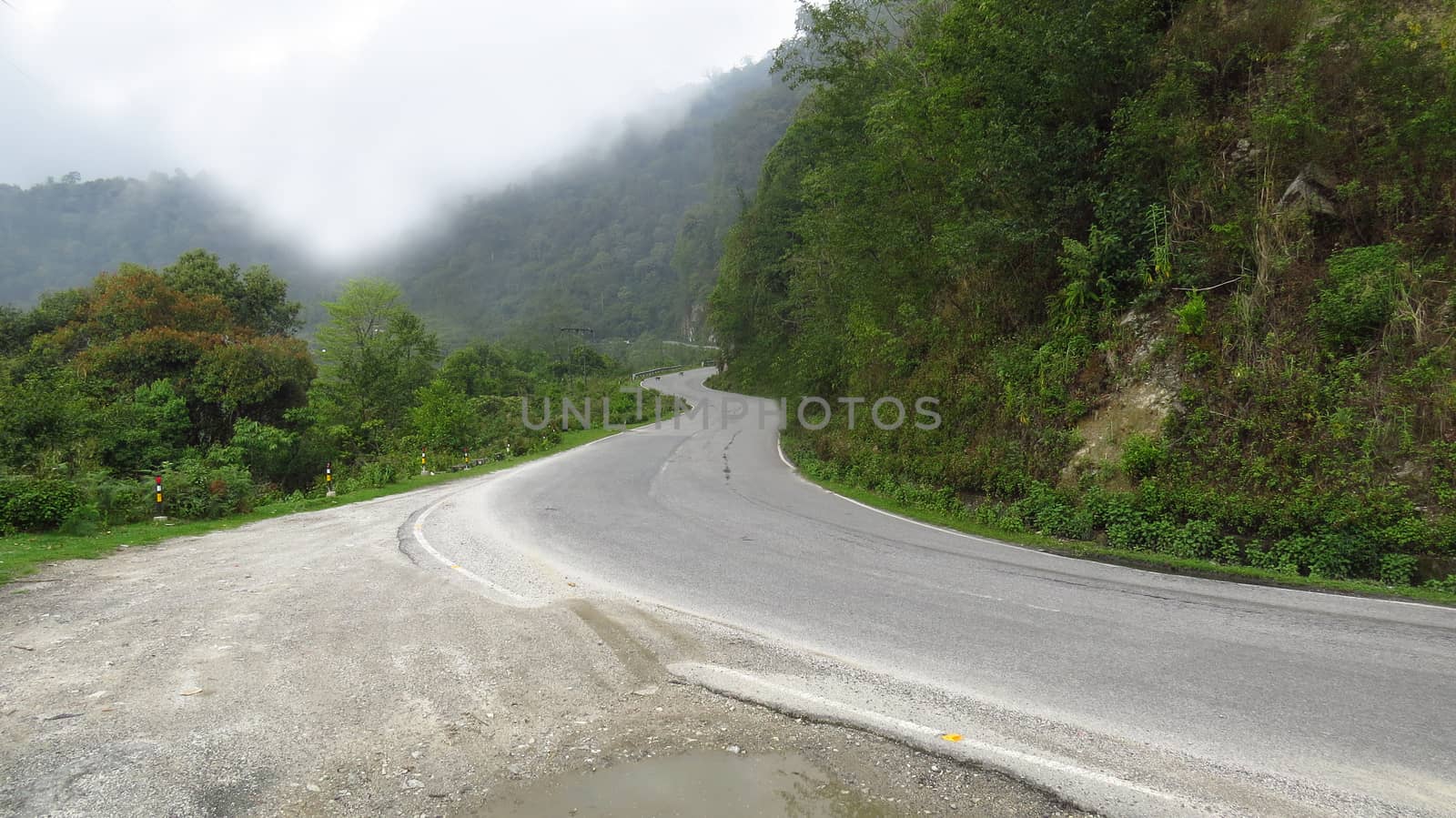 Beautiful Himalayan Highway by thefinalmiracle