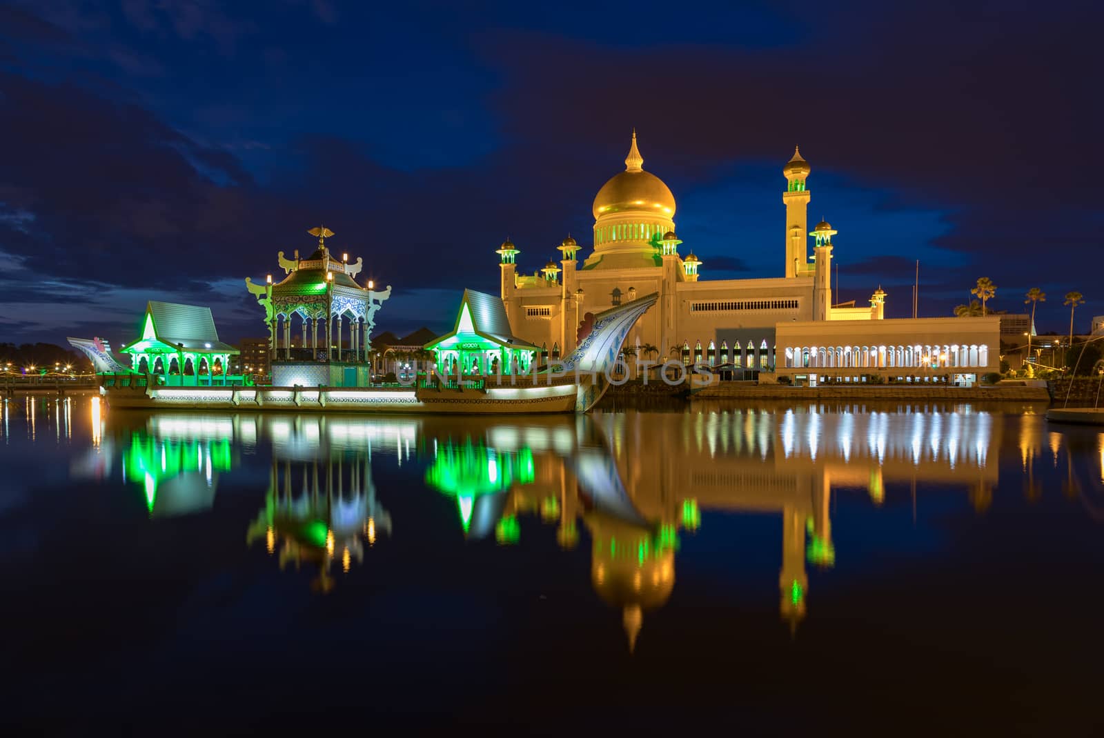Brunei Darussalam
Bandar Seri Begawan
Sultan Omar Ali Saifuddien Mosque
March 15, 2018
One of Brunei's most important mosques at night