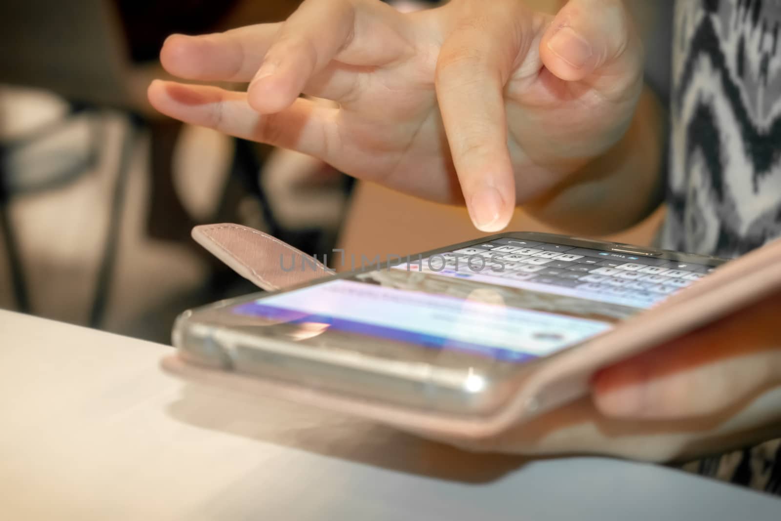 Finger Typing with the Onscreen Keyboard on a Smartphone . by seika_chujo