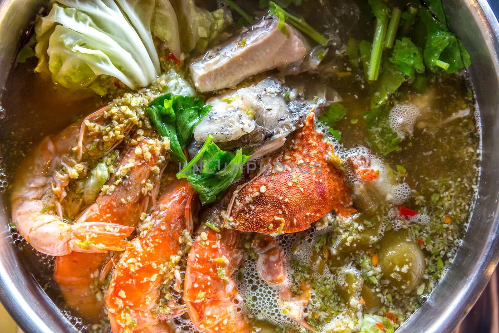 Seafood hot pot by vichie81