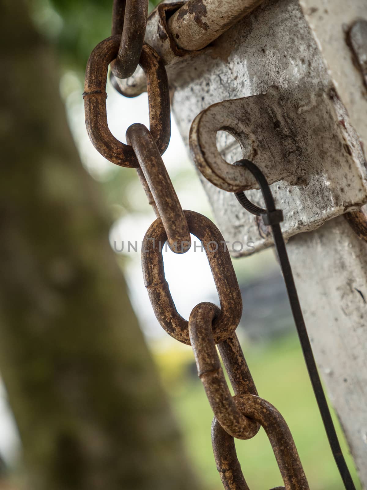 Rusty Chain and metal lock by azamshah72