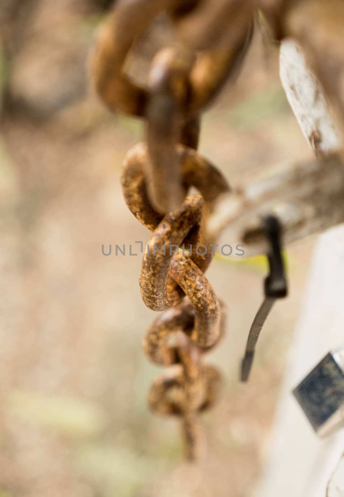 Rusty Chain and metal lock by azamshah72