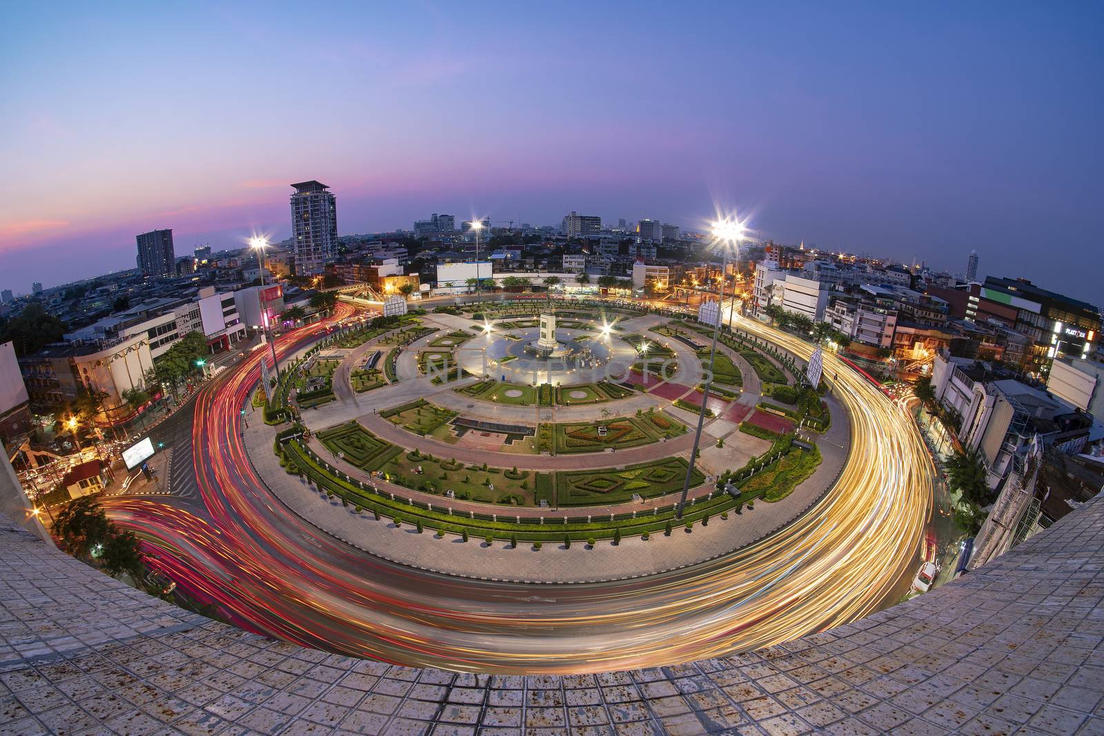 Wongwian Yai, Bangkok, Thailand.Match 3 2019 Traffic light with long haul cars is a line around the big circle. 

