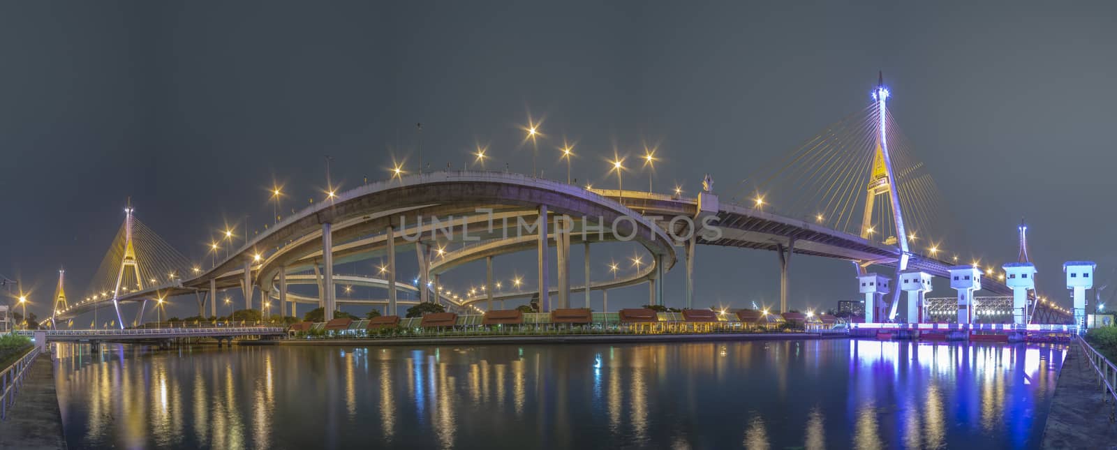 Pnorama Bhumibol Bridge, Chao Phraya River Bridge. Turn on the lights in many colors at night. Pnorama