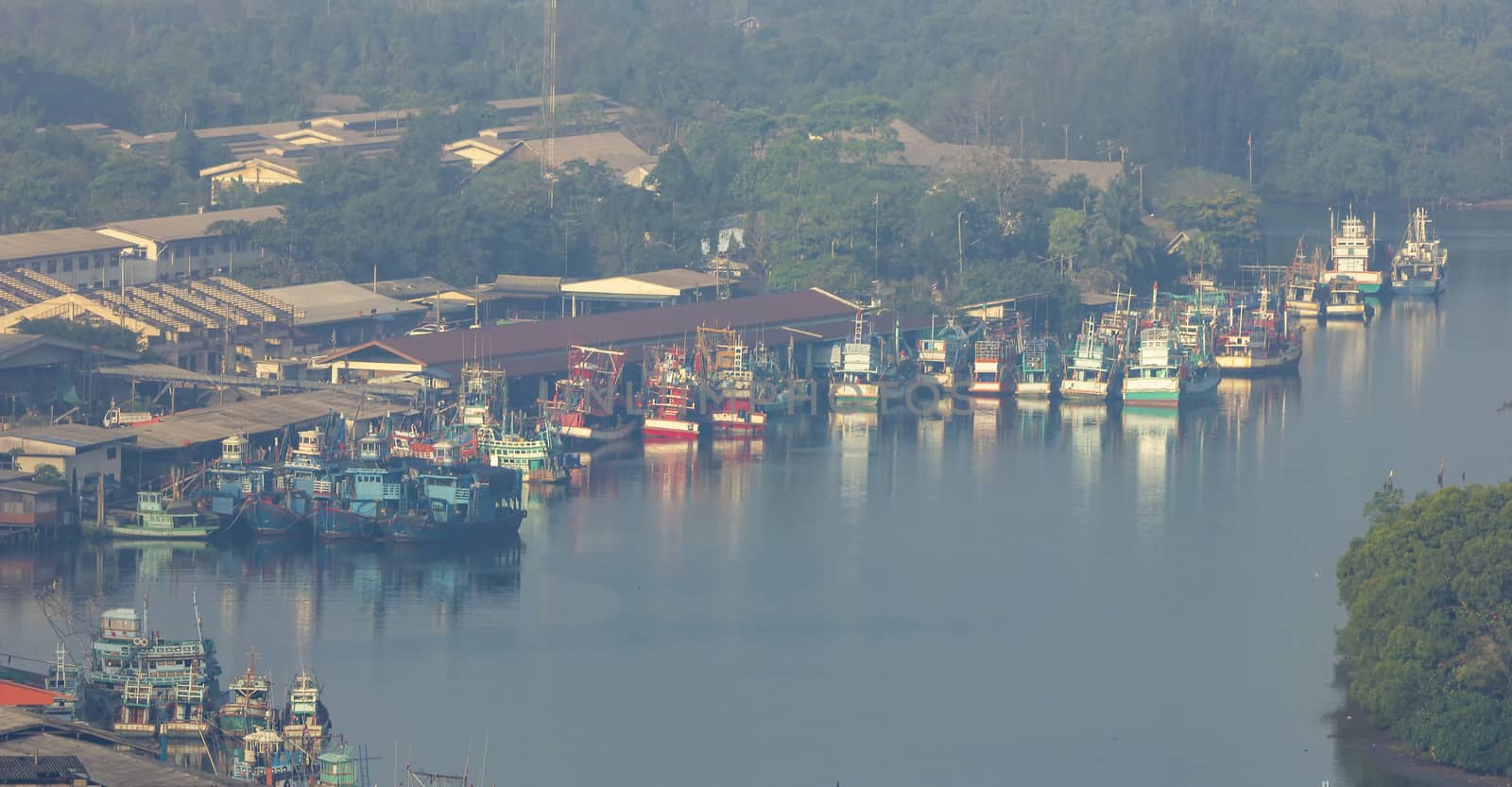 Fishing village Live by the river near the sea Fishing boat docked Waiting out for fish at night	

