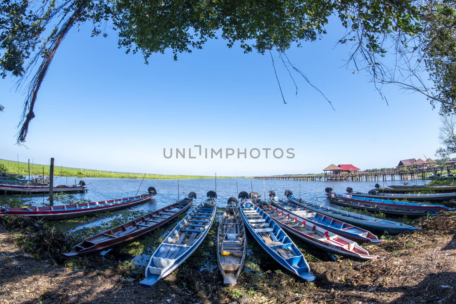 Gondola, hiring boat, motorized boat Park along the banks of the river to wait for tourists.