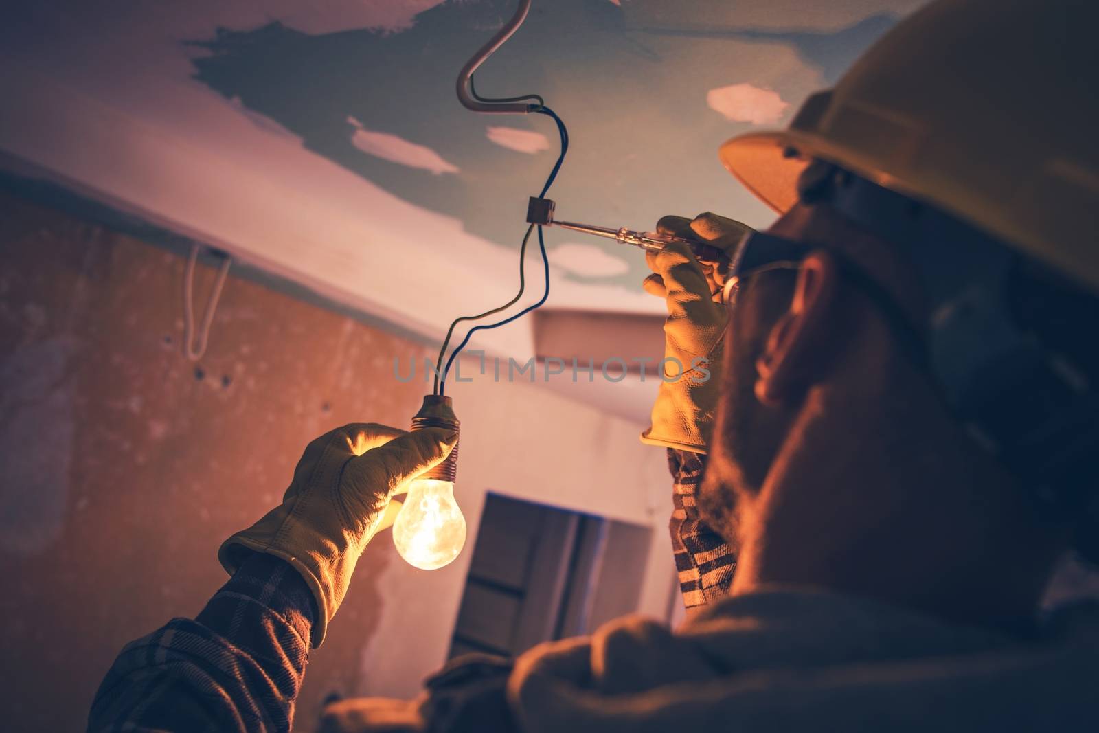 Working Contractor Electrician  by welcomia