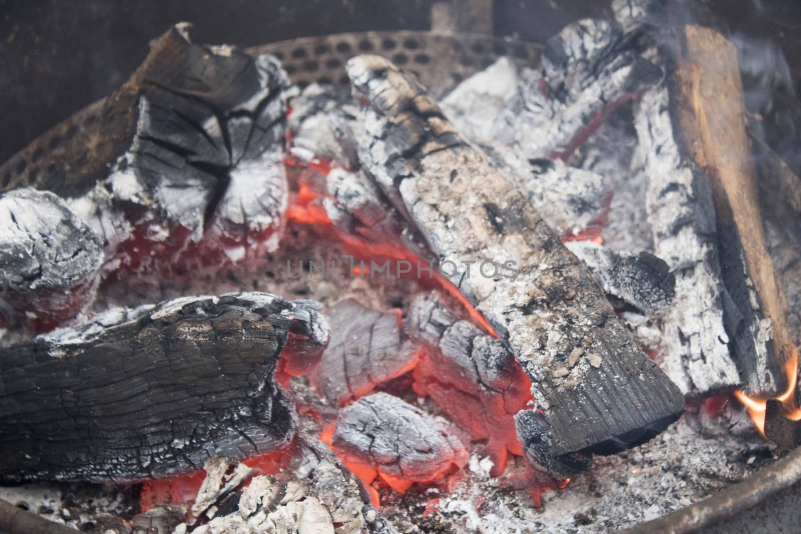 Close up of a camp fire by bluiten