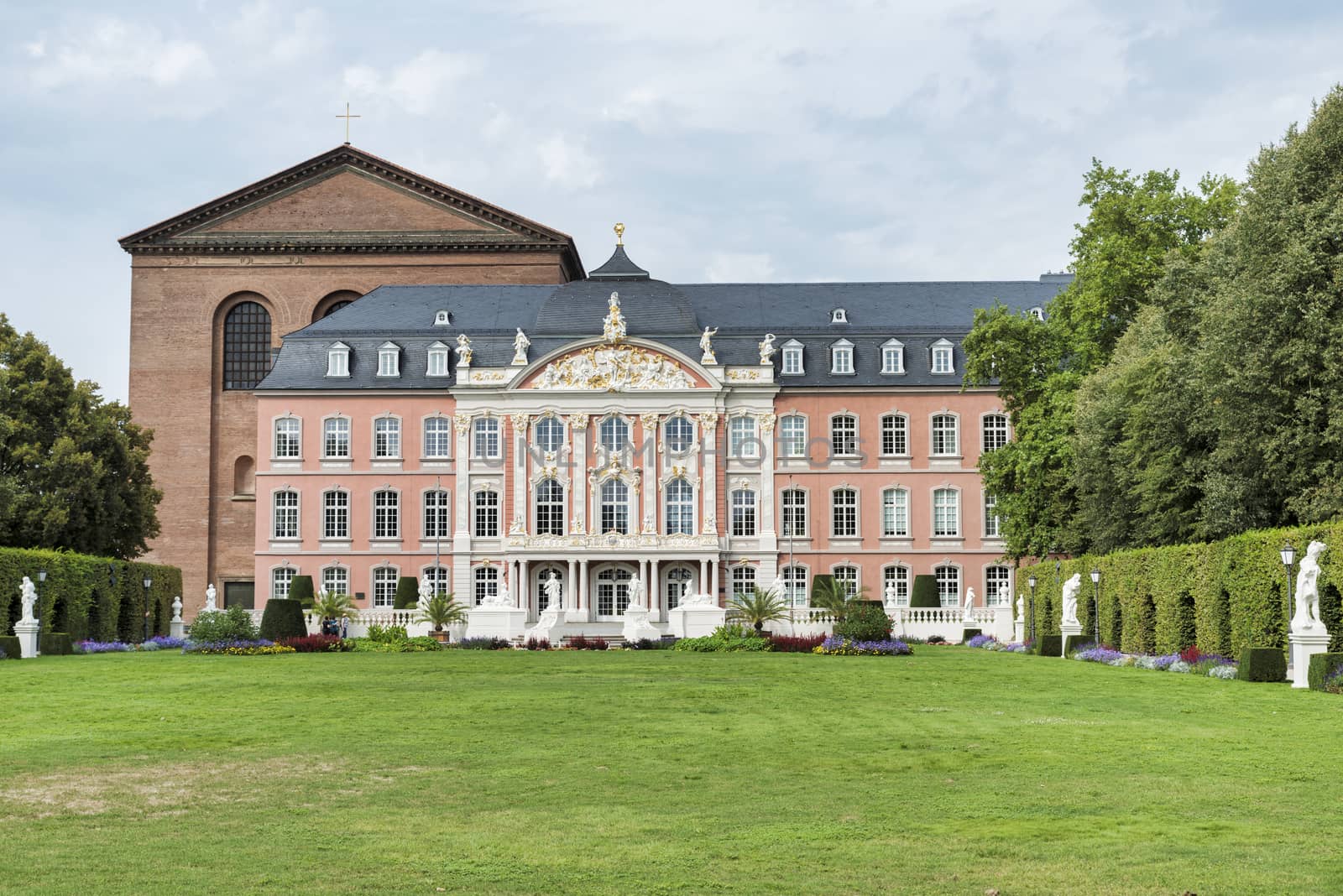 The Electoral Palace in Trier in Germany directly next to the Basilika is considered one of the most beautiful rococo palaces in the world. 