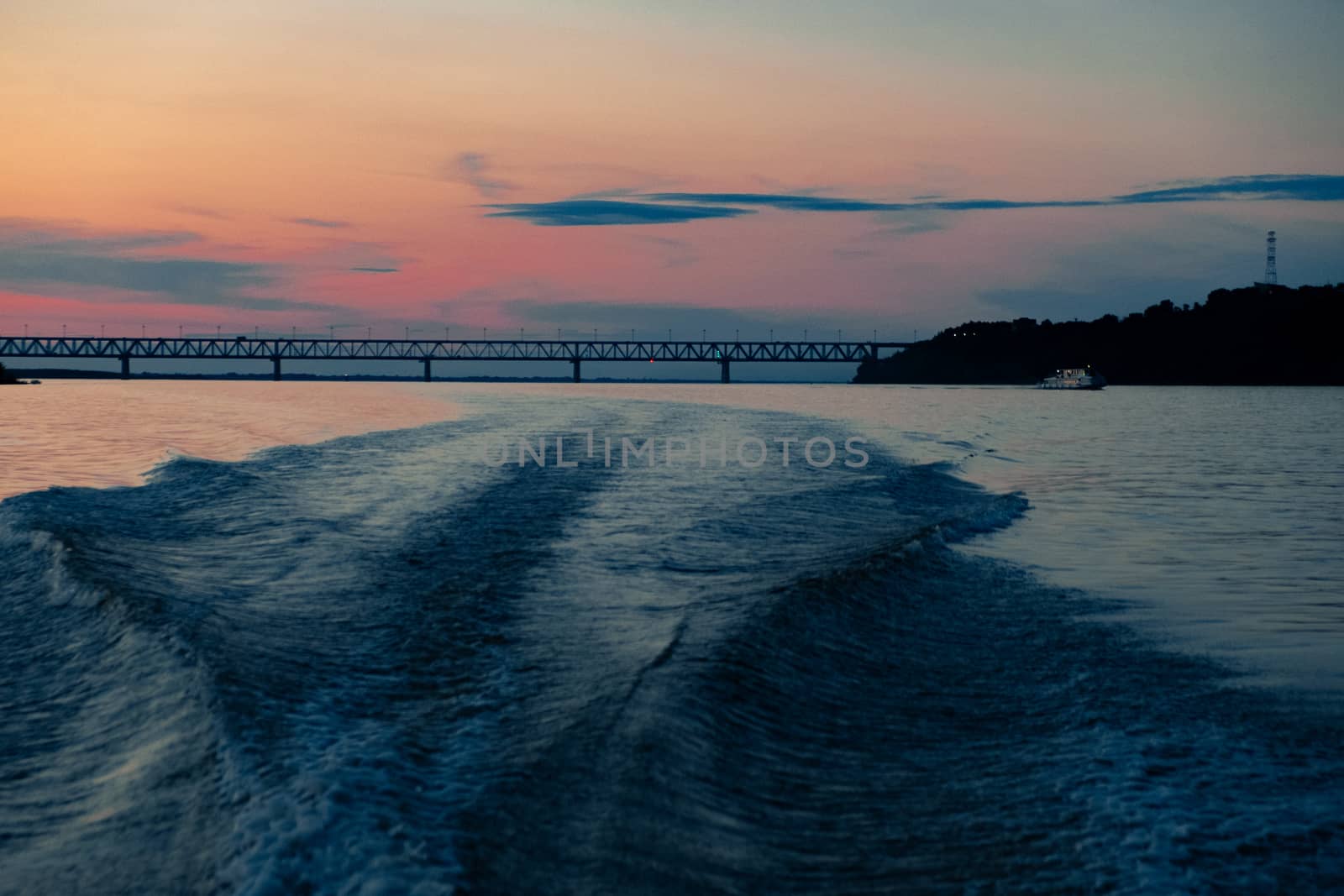 Splashes of water from the boat at sunset