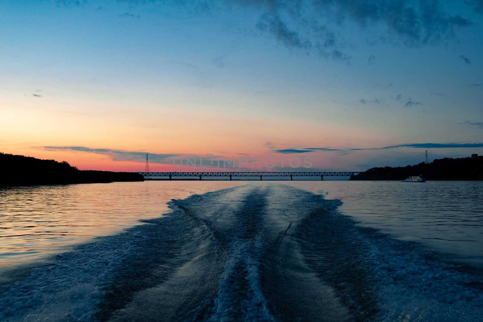 Splashes of water from the boat at sunset