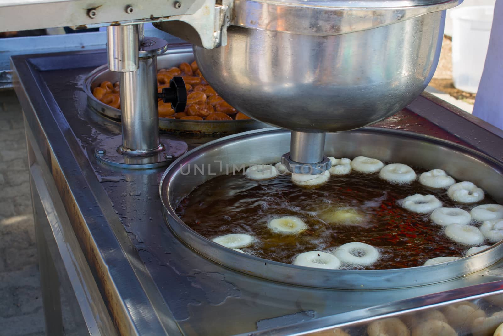 "Lokma" dessert; Prepared with flour, yeast, salt and sugar, prepared by frying in oil and sweetened with dark-colored syrup.