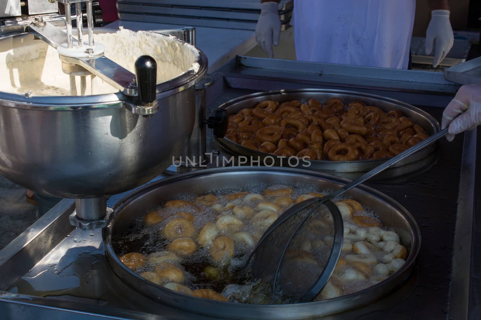 "Lokma" dessert; Prepared with flour, yeast, salt and sugar, prepared by frying in oil and sweetened with dark-colored syrup.