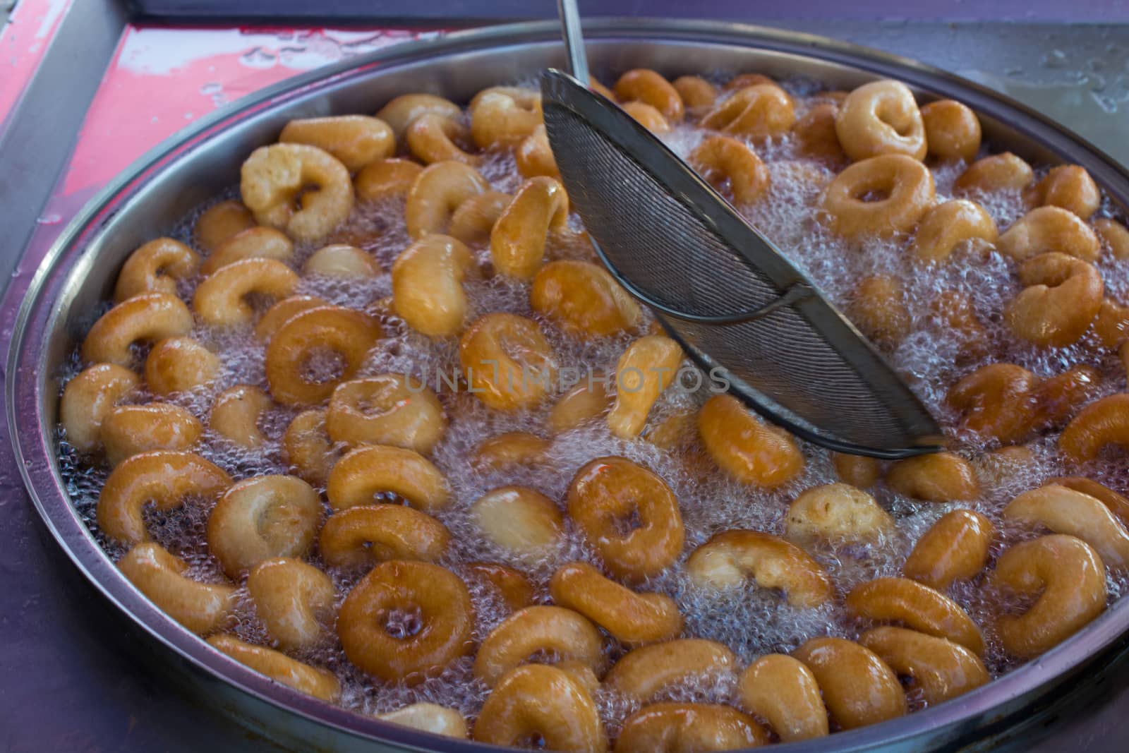 "Lokma" dessert; Prepared with flour, yeast, salt and sugar, prepared by frying in oil and sweetened with dark-colored syrup.