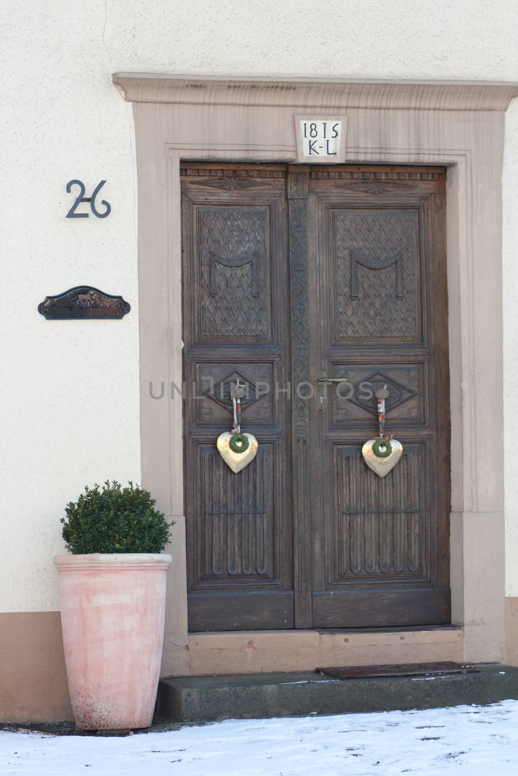 an old, beautifully decorated front door,     eine alte, sch�n verzierte Haust�r,